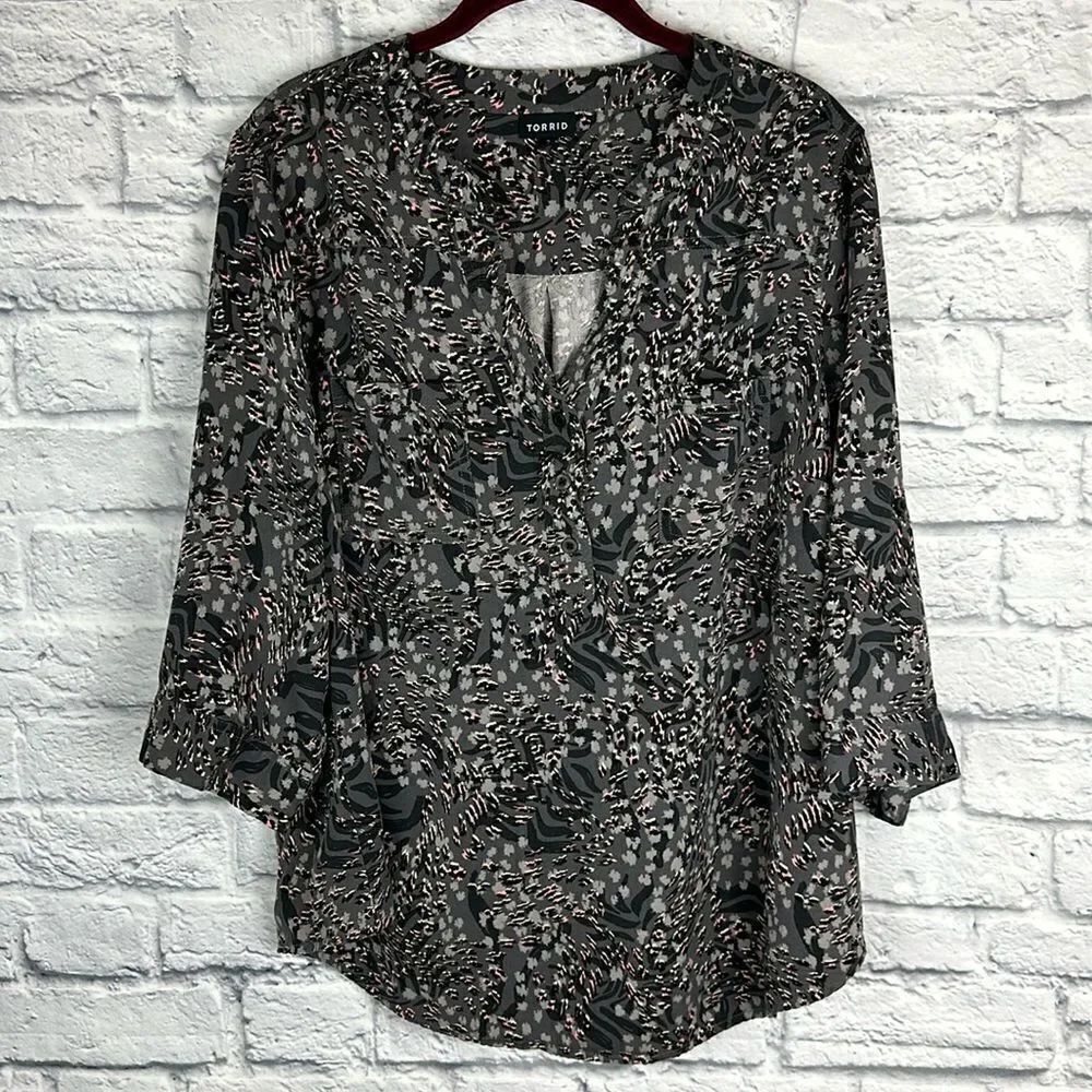 Torrid Top Gray Black Pink Print Popover Blouse 3/4 Roll Tab Sleeves Size 2X